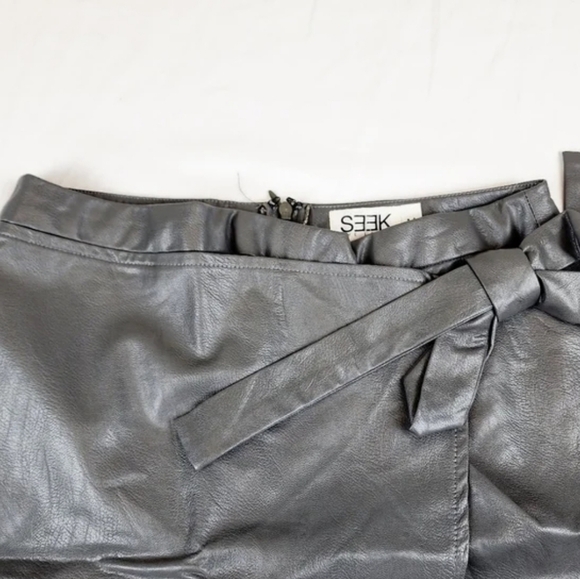 LF SEEK THE LABEL grey faux leather mini skirt - Picture 5 of 7